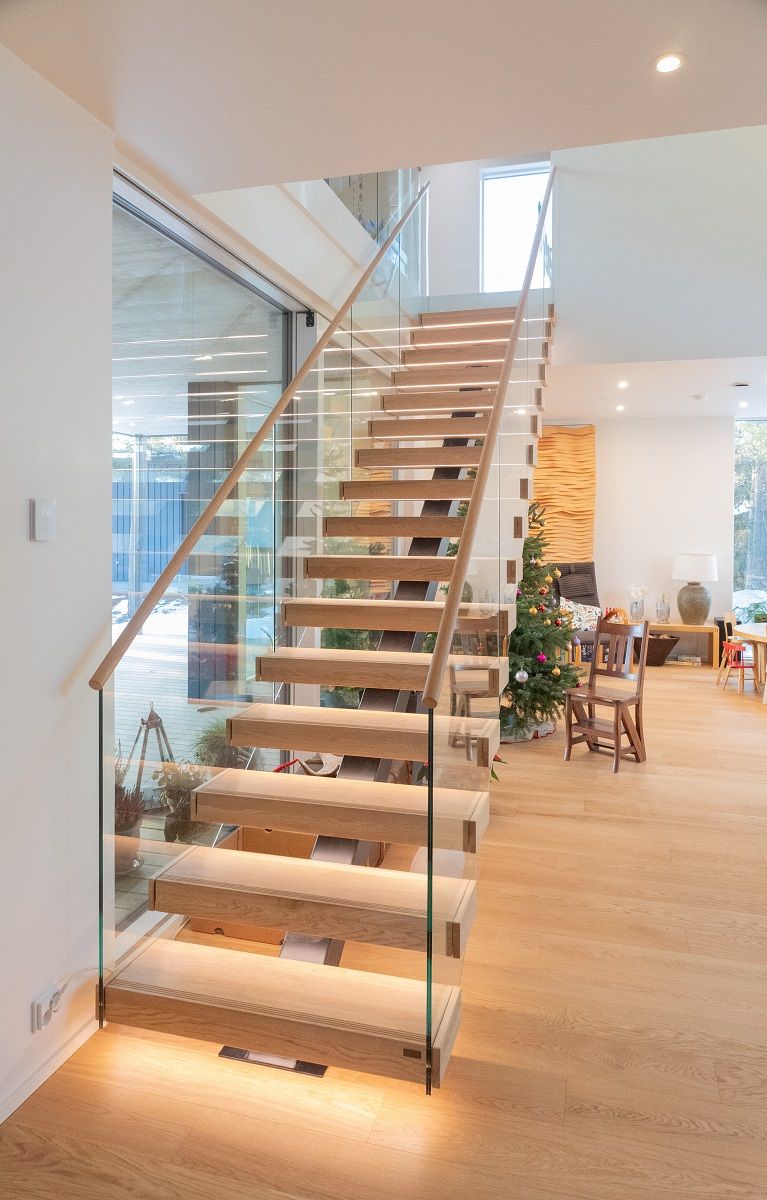 The lighting, permanently installed on the staircase steps, also supports the lighting of the open ground floor.